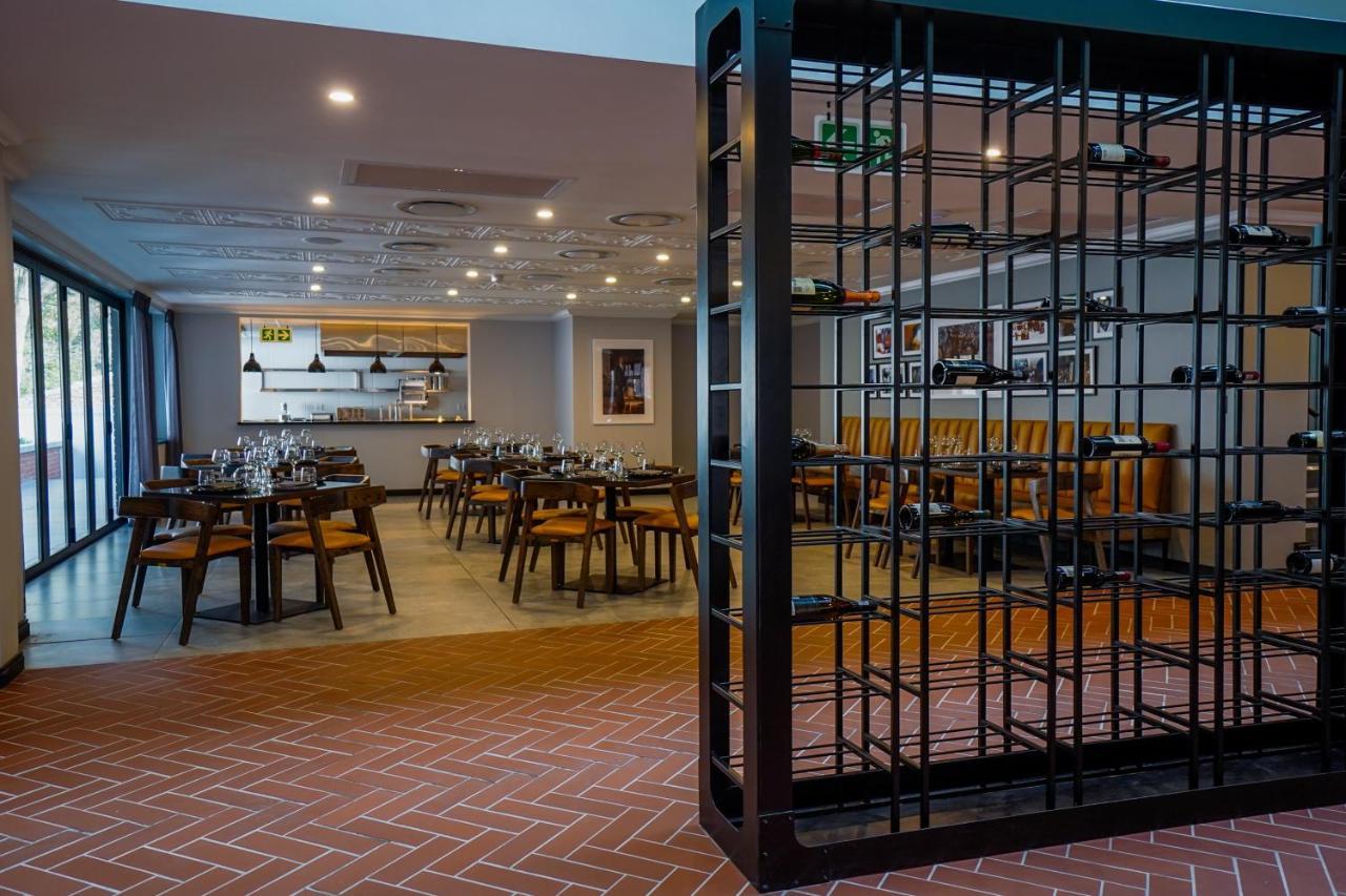 Sanctuary Mandela Hotel Johannesburg Bagian luar foto